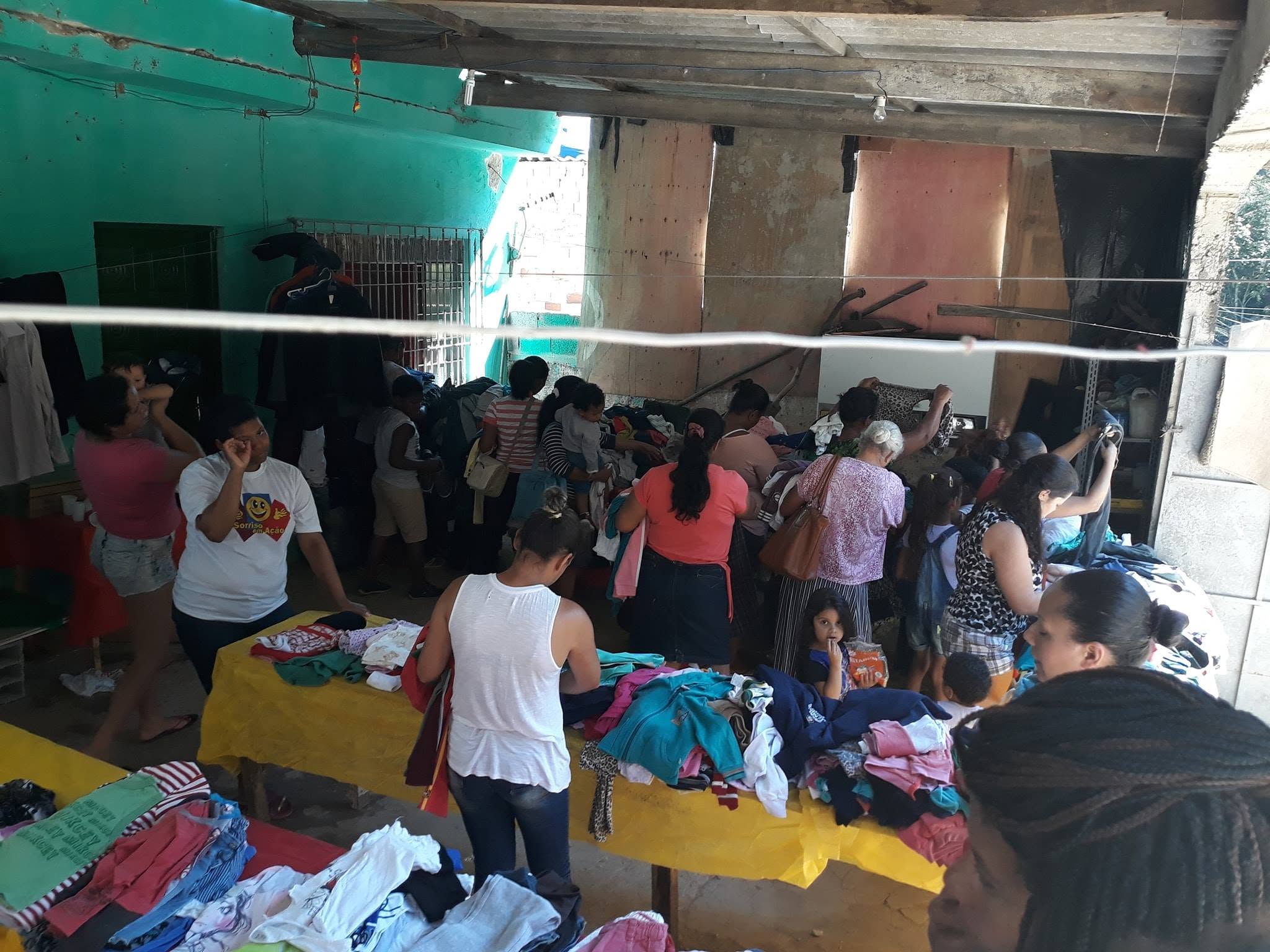 Peças à venda no Bazar solidário do Sorriso em Ação.